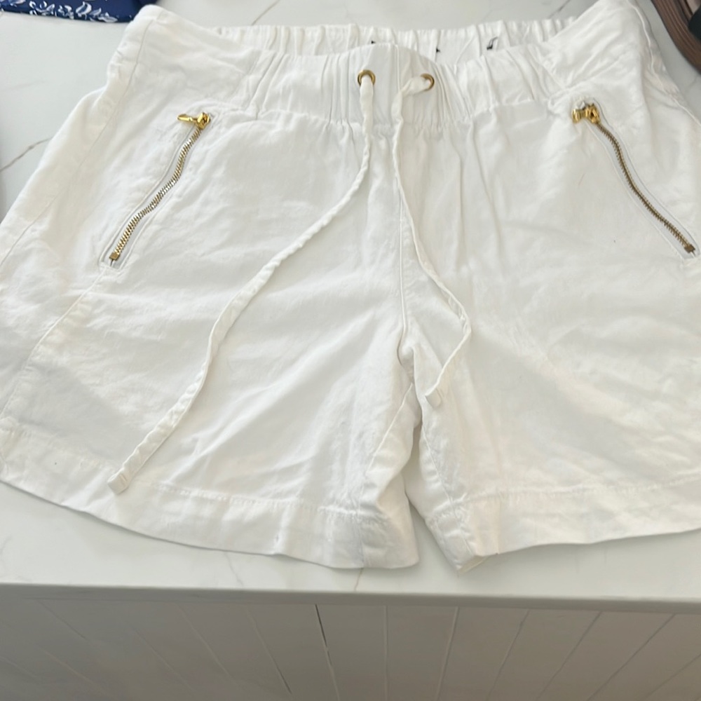 INC International Concepts Pull On White shorts